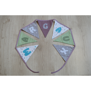 Guirlande de fanions en tissus (vert, blanc, bleu turquoise, gris et marron) et personnalisable avec prénom