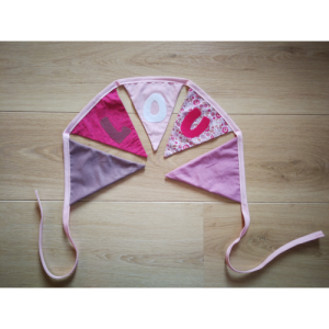 Guirlande de fanions en tissus (fushia, parme, violet foncé et rose) et personnalisable avec prénom