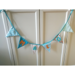 Guirlande de fanions en tissus (bleu turquoise, orange, gris et rouge) et personnalisable avec prénom