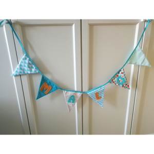 Guirlande de fanions en tissus (bleu turquoise, orange, gris et rouge) et personnalisable avec prénom