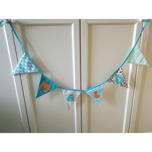 Guirlande de fanions en tissus (bleu turquoise, orange, gris et rouge) et personnalisable avec prénom