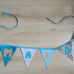 Guirlande de fanions en tissus (bleu turquoise, orange, gris et rouge) et personnalisable avec prénom