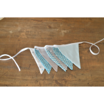 Guirlande de fanions en tissus (bleu clair, bleu turquoise foncé et clair, gris et blanc)