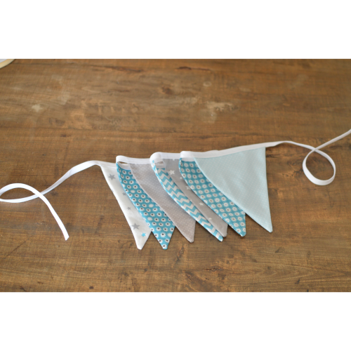 Guirlande de fanions en tissus (bleu clair, bleu turquoise foncé et clair, gris et blanc)