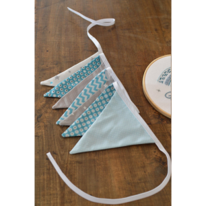 Guirlande de fanions en tissus (bleu clair, bleu turquoise foncé et clair, gris et blanc)