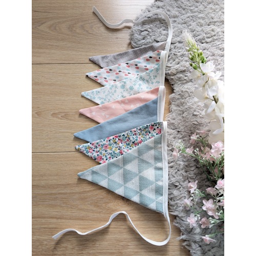 Guirlande de fanions en tissu pastel pour décoration de chambre de bébé, idéale pour anniversaire, baptême ou déco murale enfant.