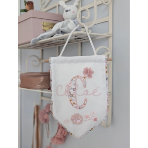 Fanion brodé prénom personnalisé – Modèle "Fleurs"