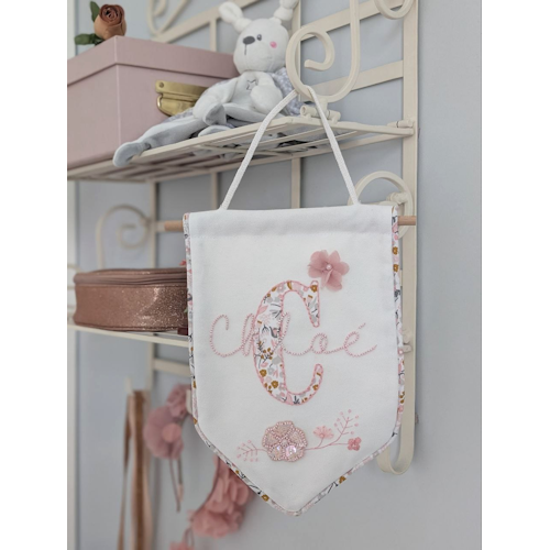 Fanion brodé prénom personnalisé – Modèle "Fleurs"