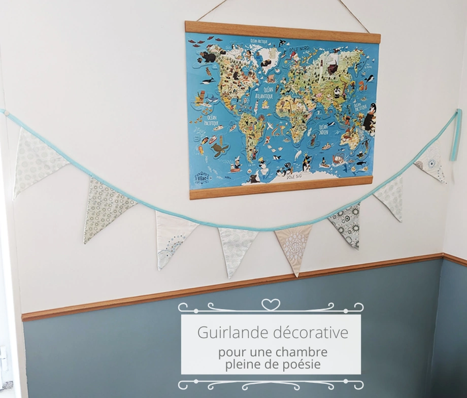 Guirlande décorative en fanions de tissu cousus main, aux tons doux gris et bleu, installée dans une chambre d’enfant, idéale comme décoration murale poétique, cadeau de naissance ou décoration scandinave fait main.