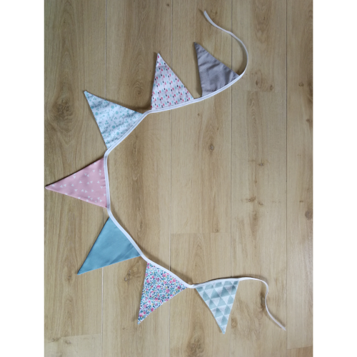 Guirlande de fanions en tissus (nuances de rose, bleu gris, gris taupe, bleu ciel et blanc)