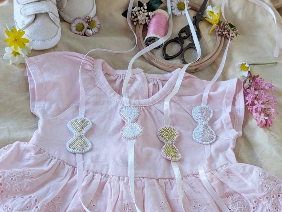 Nœuds brodées à la main pour bébé fille, accessoires cheveux délicats assortis à une robe rose, idéales pour cérémonie, baptême et shooting photo