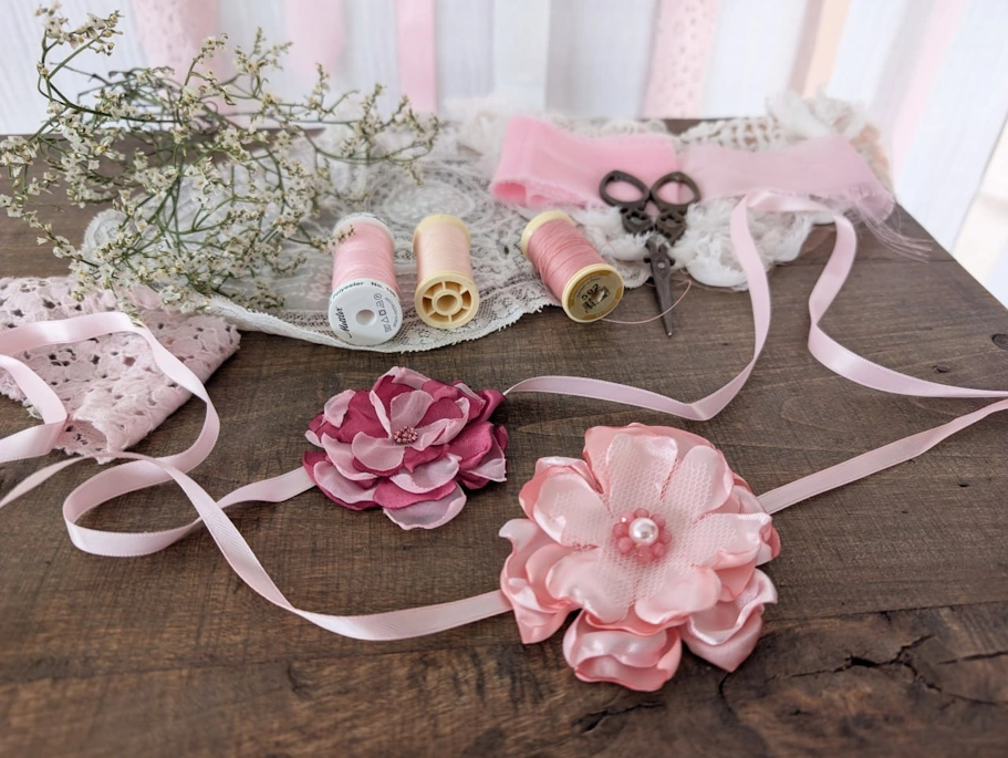 Ceintures fleuries roses faites main en tissu, accessoires de cérémonie pour bébé et enfant, idéales pour mariage, baptême ou séance photo.