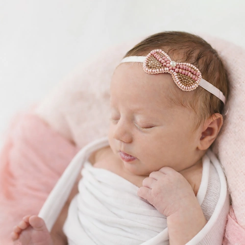 Carrousel_CreationsMains_02 Headband bébé fille avec nœud perlé rose, accessoire cheveux délicat pour naissance, baptême ou séance photo.