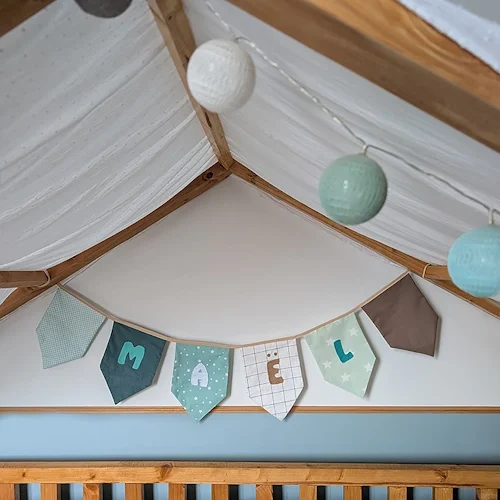 Carrousel_CreationsMains_03 Guirlande prénom personnalisée Maël en tissu, décoration murale pour chambre de bébé aux tons vert et bleu pastel.