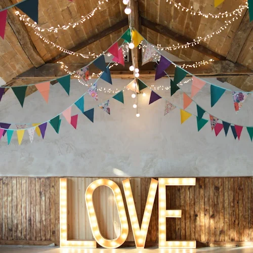 Carrousel_CreationsMains_08 Guirlande de fanions personnalisée pour décoration de salle de mariage avec lettres lumineuses LOVE.