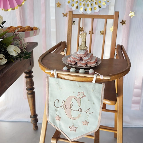Carrousel_CreationsMains_10 Fanion prénom personnalisé Chloé pour décoration d’anniversaire 1 an.