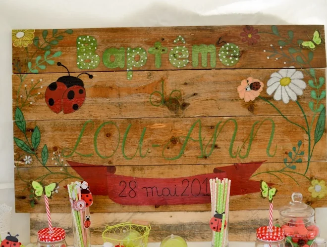 Carrousel_DecoSurMesure_03 Panneau décoratif personnalisé baptême Lou-Ann en bois, décoration thème nature avec fleurs et coccinelles.