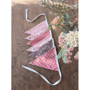Guirlande fanion enfant – décoration textile thème “Tulipes”, en tissu rose et gris pour décoration de chambre de bébé ou anniversaire enfant.