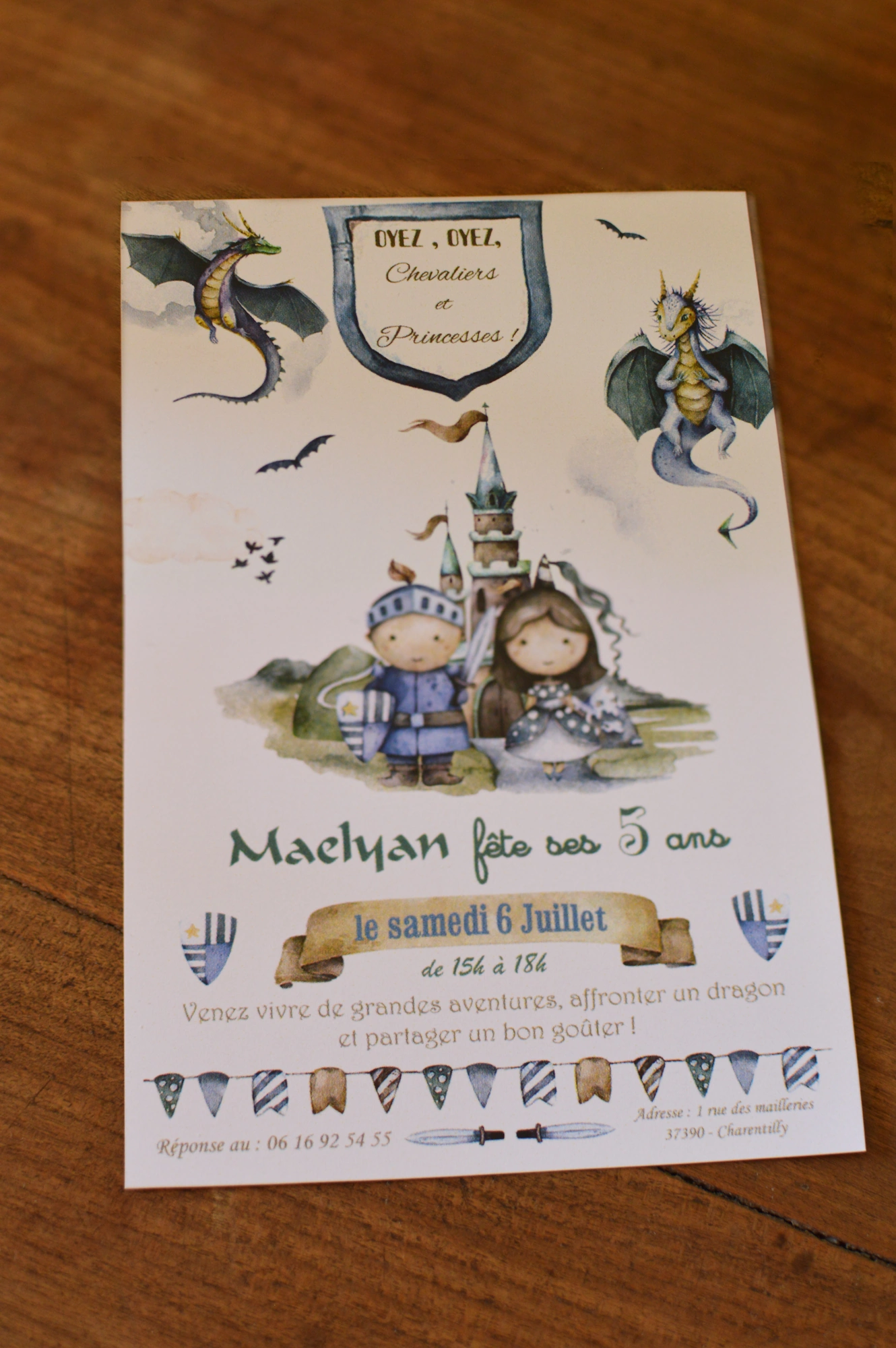 Invitation anniversaire enfant personnalisée thème chevalier et princesse avec dragons, pour fête des 5 ans.