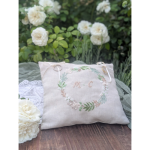 Coussin d’alliances couronne végétale brodé à la main et personnalisé avec les initiales des mariés