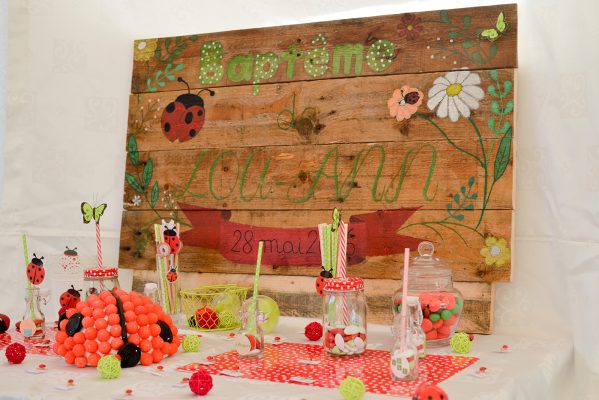 Décoration et sweet table thème "coccinelle" pour fête baptême d'enfants