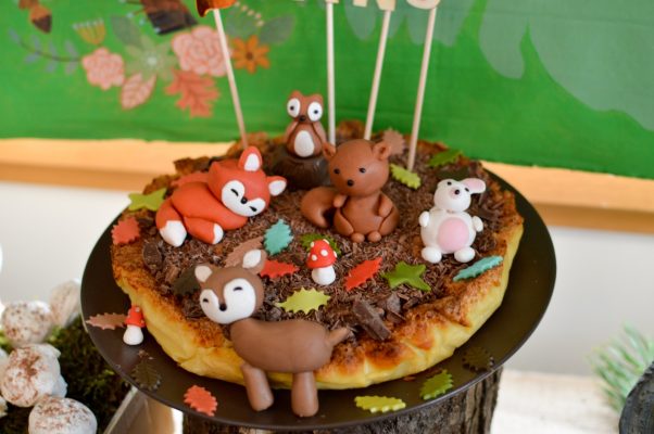 Sweet table thème "Animaux de la forêt" pour fête d'anniversaire d'enfant
